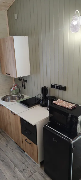 Современные студии на берегу реки