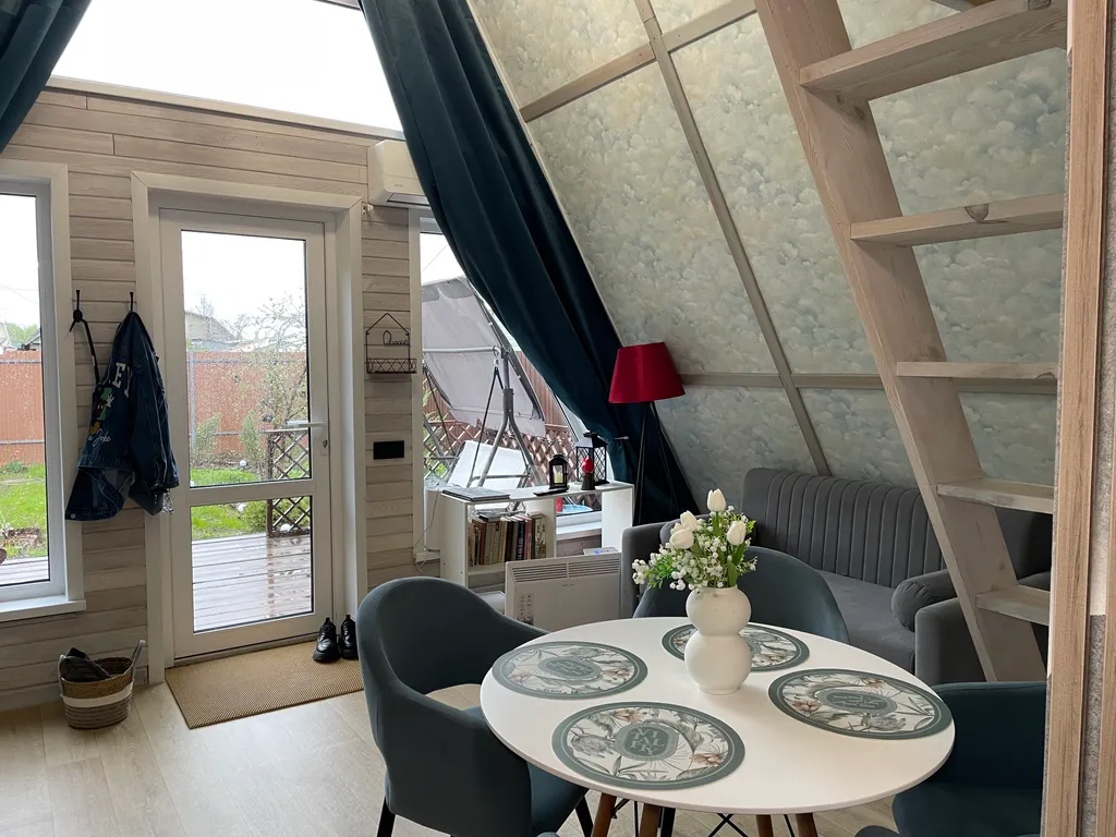 Сказочный А-фрейм с отдельной баней из липы в заповедном лесу