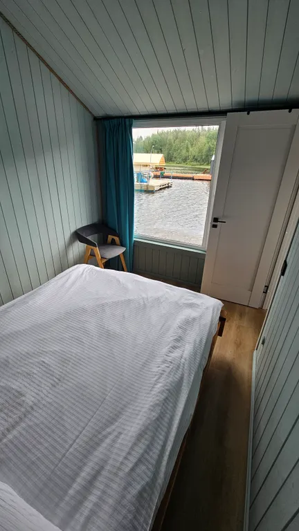 Коттедж, хаусбот на воде