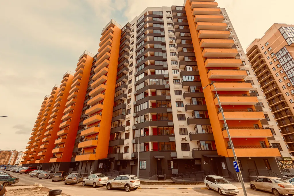 Новая квартира с большой круглой кроватью