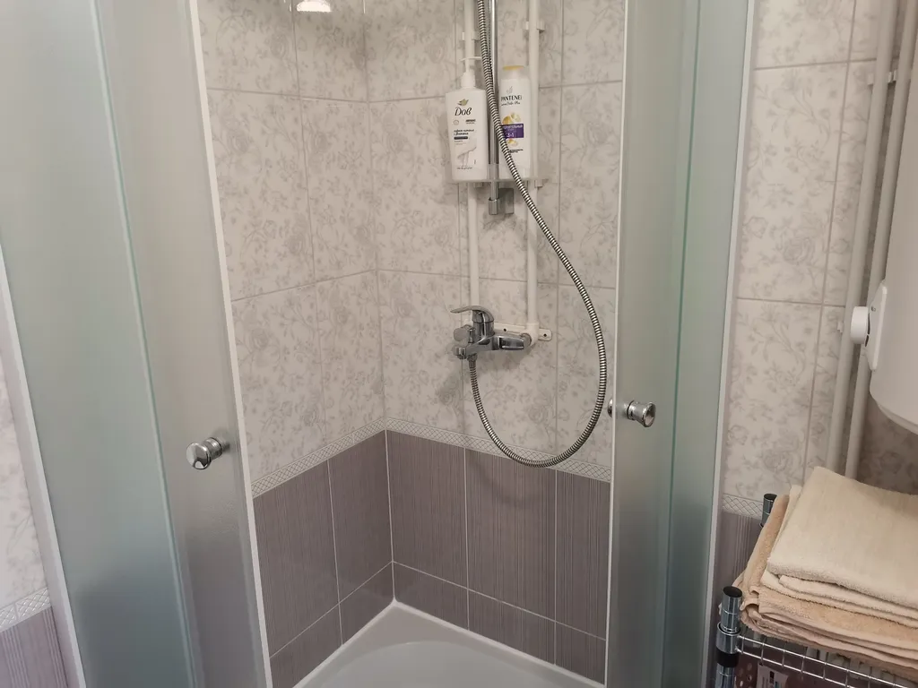 Дом с садом между лесом и рекой