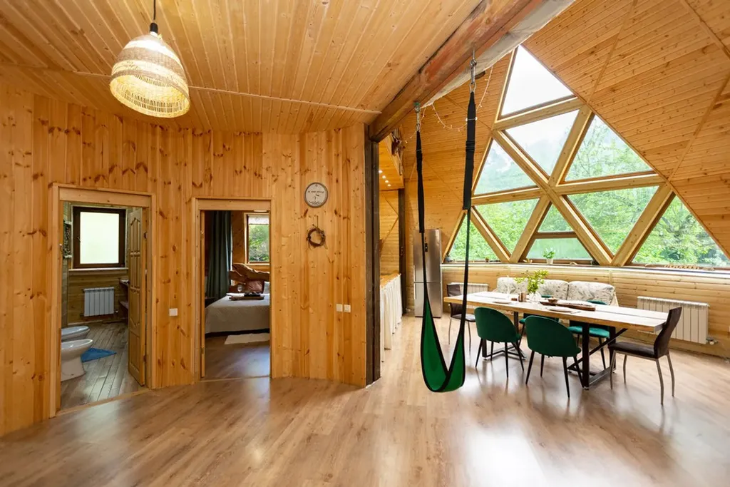 Купольный дом для большой компании с шикарным фруктовым садом