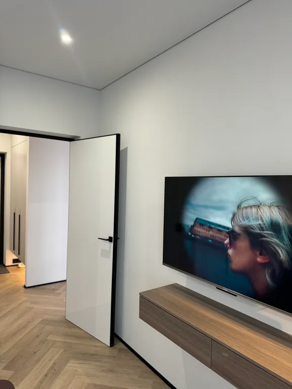 Дизайнерский ремонт с красивым вид из окна