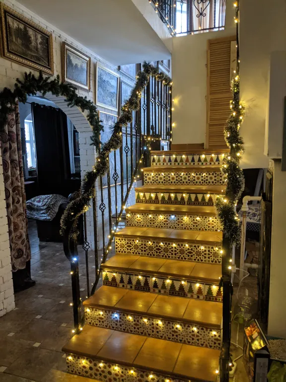 Большой красивый дом с камином в лесу