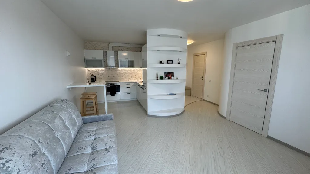 Светлые апартаменты в центре города с видом на озеро