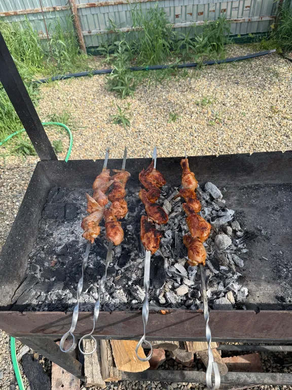 Деревянный дом шале на берегу озера и выходом на реку Кубань