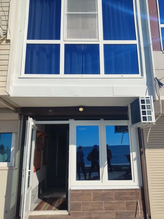 Эллинг на берегу моря