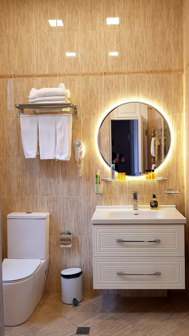 "BATHROOM"( s 8 м² h 3.5 м ) Фен. Зеркало. Мойдодыр. Унитаз. Гигиенический душ. Обогреватель. Вытяжная вентиляция. Душ-кабина 100-100. Полотенце-сушилка. Встроенный шкаф, Горячая и холодная вода круглосуточно. Средства гигиены и т.д.