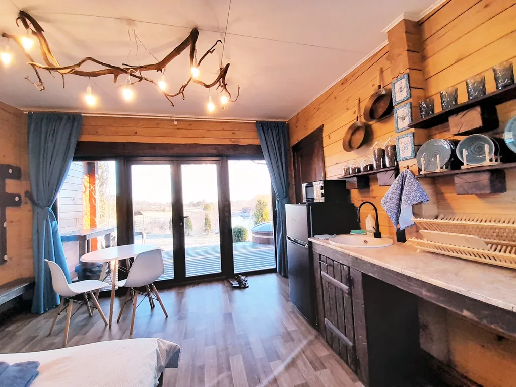 Теплый деревянный дом у воды