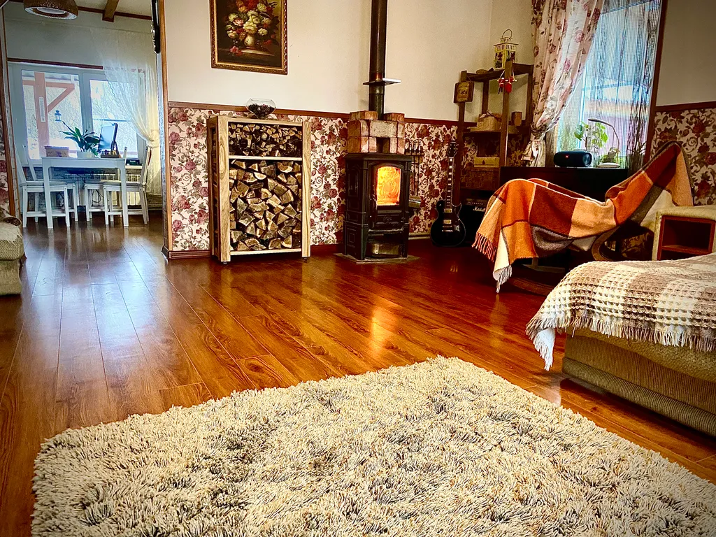 Дом и баня на берегу реки