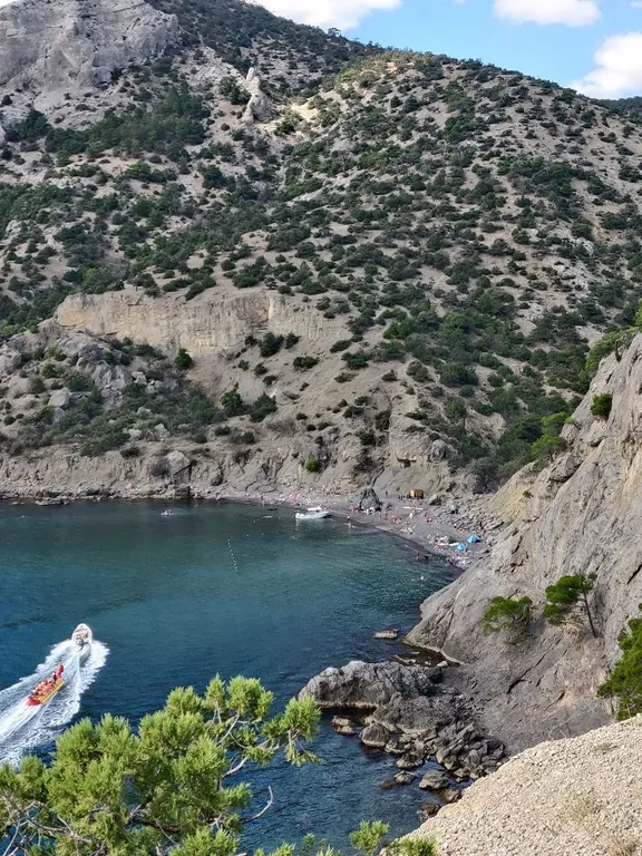 Уютная комната с видом на море