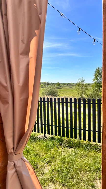 Стильный Красный дом у реки