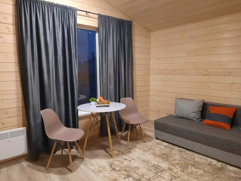 Уютный четырехместный Домик де-люкс с двухспальной кроватью