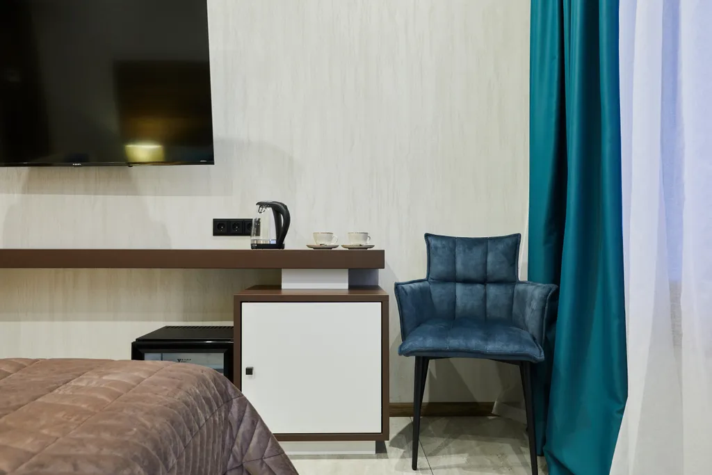 Полулюкс с кроватью размера king-size и видом на озеро