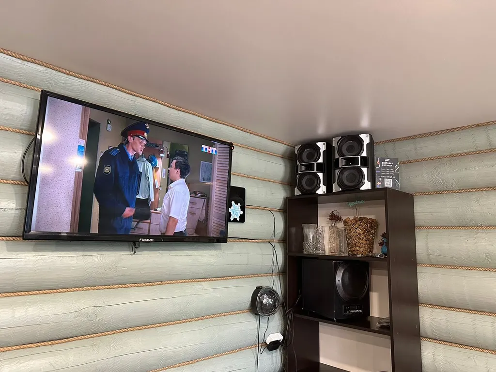 Отары с бассейном, рядом озеро