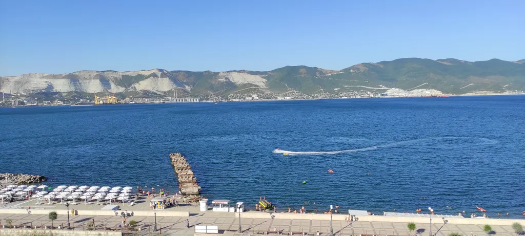 Новая евро-двушка с панорамным видом на море и пляж перед домом