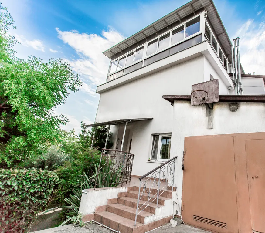 Трёхэтажный таунхаус в живописном месте с большим садом