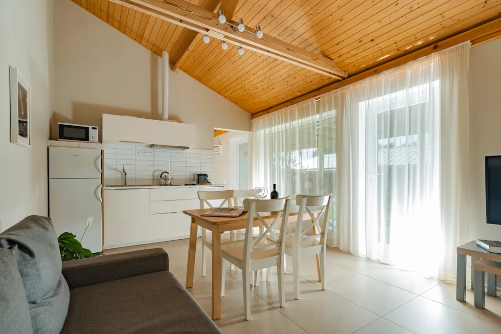 Коттедж Большая дача с 2 спальнями — Светлое