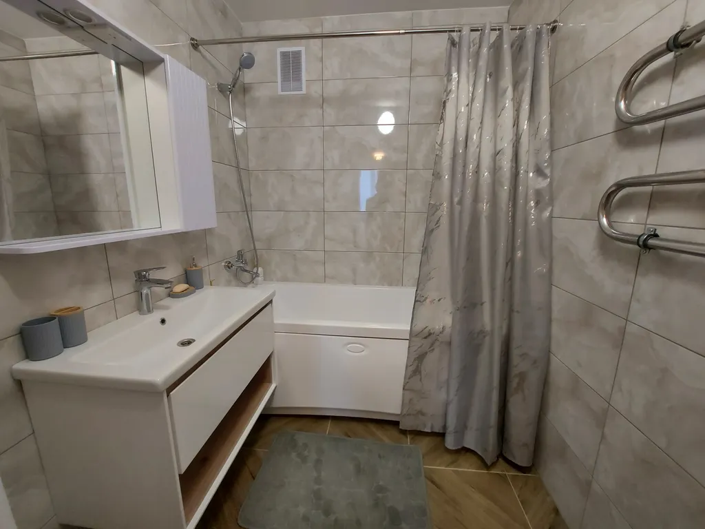 Благоустроенная двухкомнатная квартира рядом с монастырем