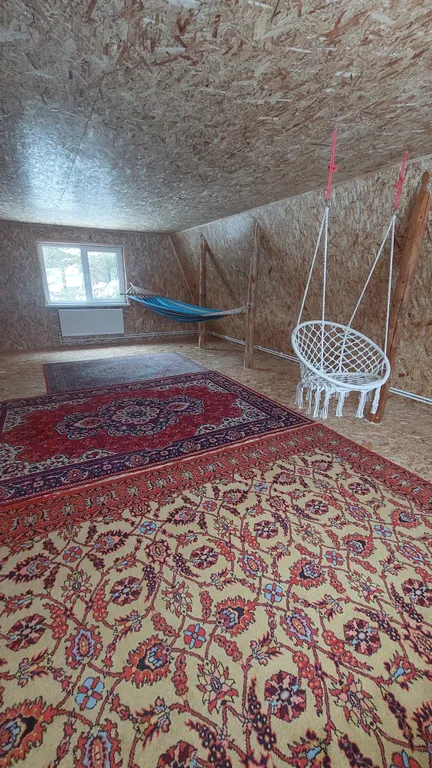 Домик в окружении гор