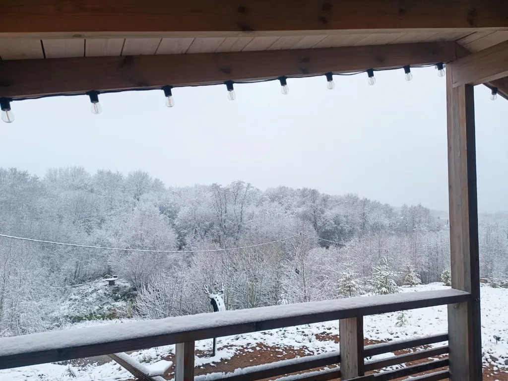 Дом с камином на берегу ручья