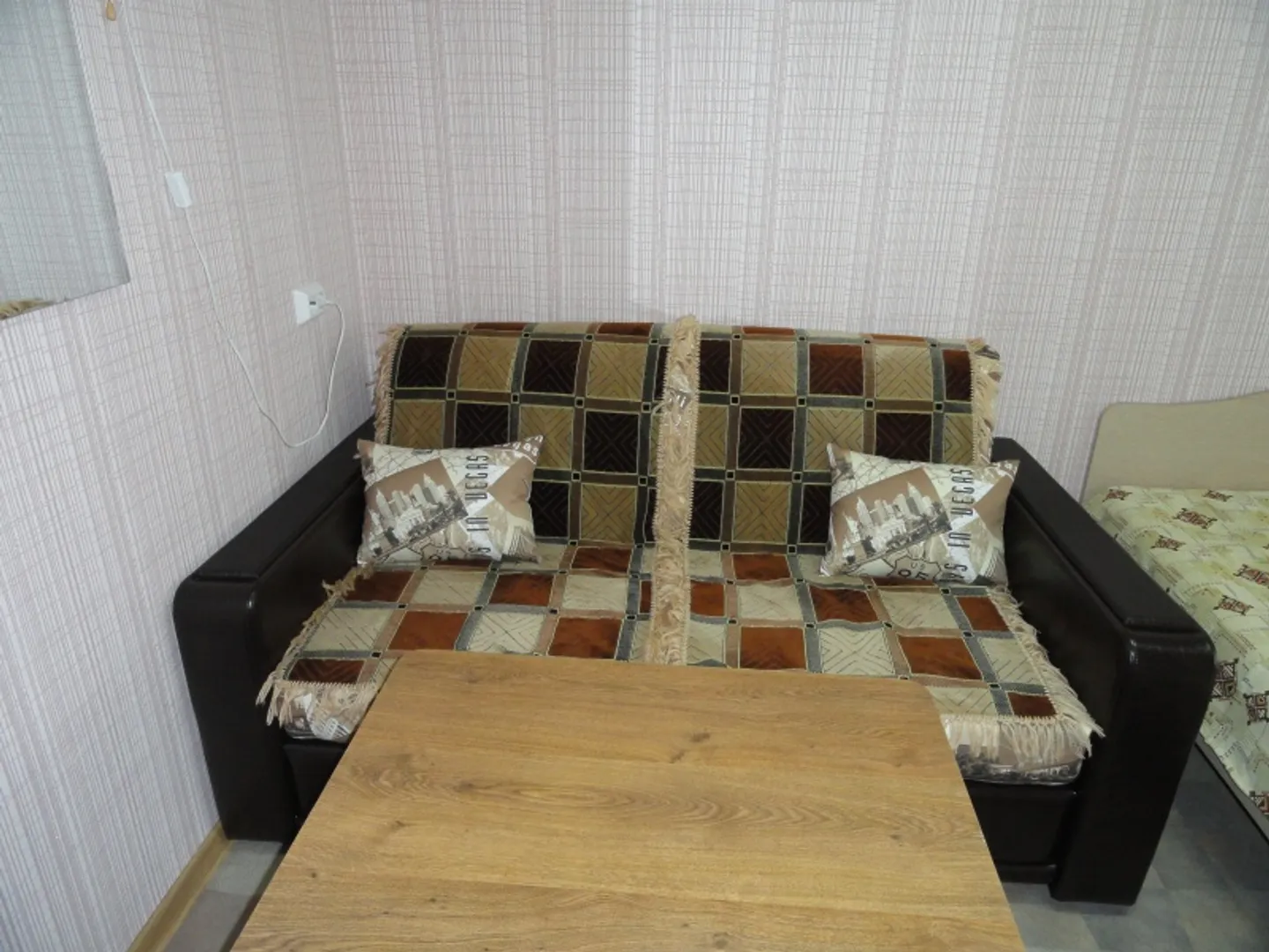 Диван раскладывается (два дополнительных места)