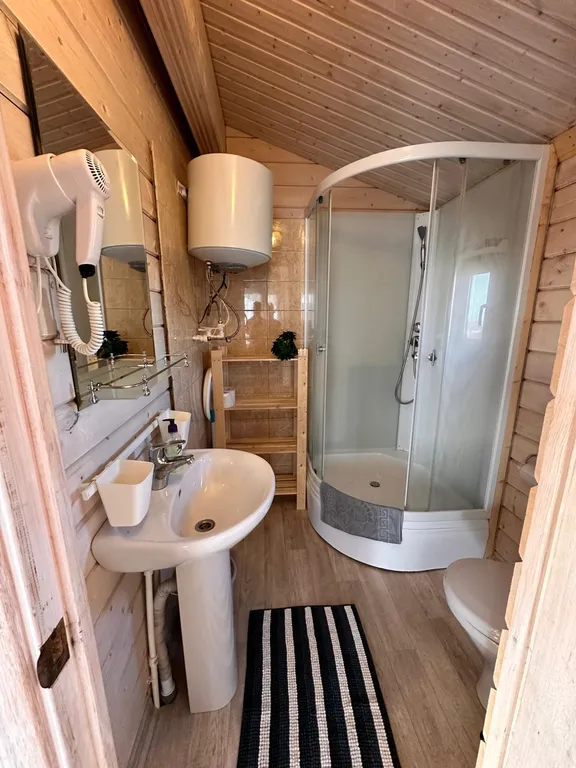 Коттедж Апартаменты с видом на море Комната 35 кв.м, кухня-веранда 18 кв.м. — Кучугуры