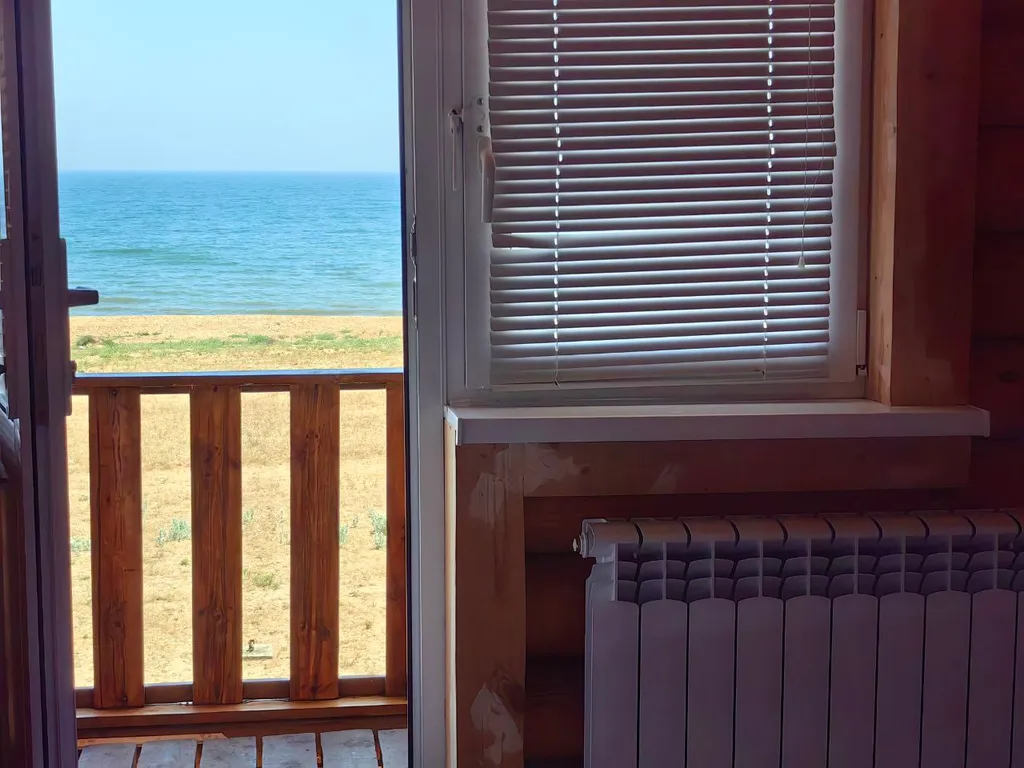 Домик на берегу моря у аквапарка