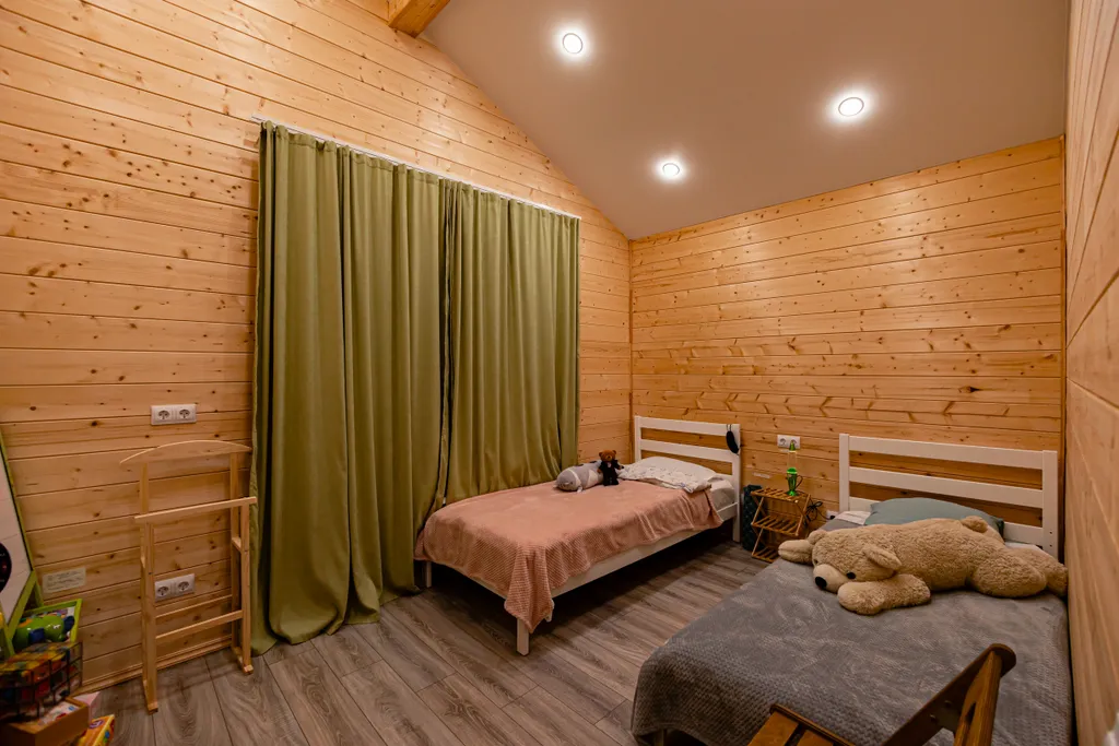 Дом на реке и краю соснового леса