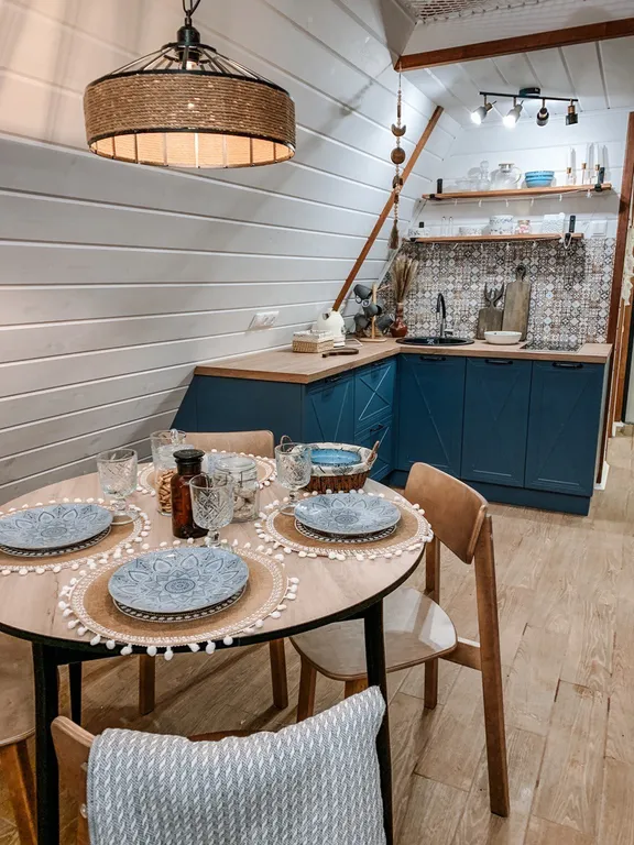 Пpocторный 4-местный А-фрейм с чанoм и банeй нa берегу реки Дубна