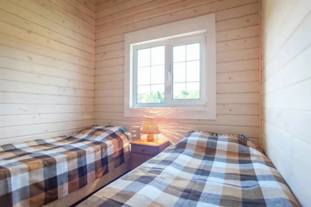 Домик на берегу озера