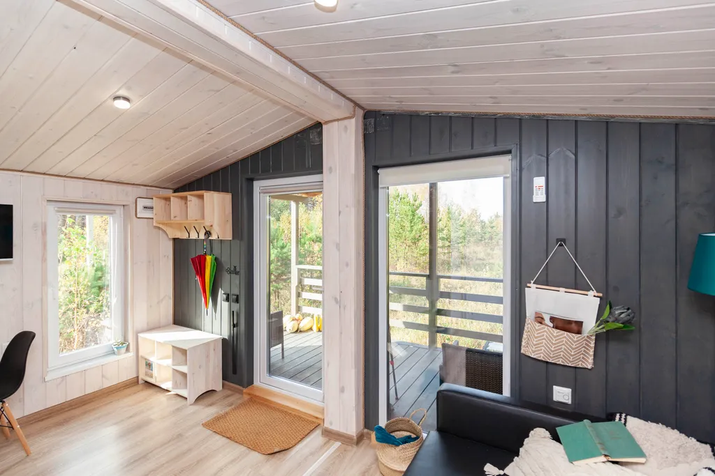 Темный домик на опушке леса