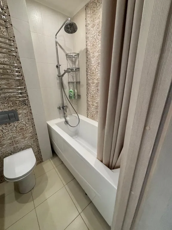 Светлая двухкомнатаная квартира с дизайнерским ремонтом рядом с центром города