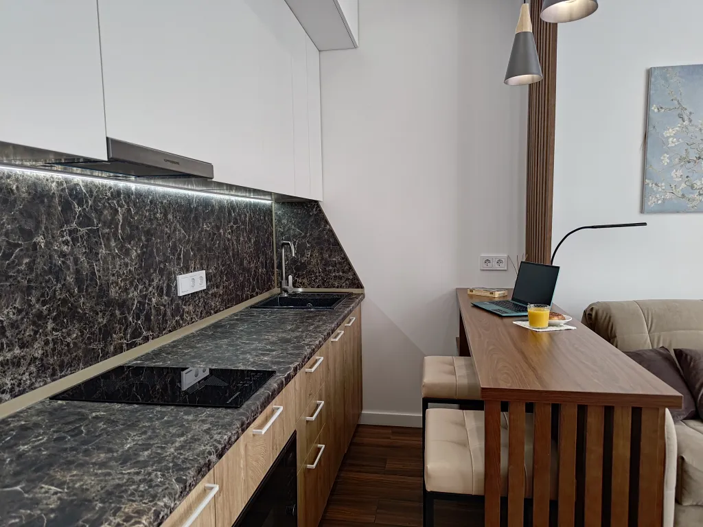 Студия с панорамным окном в окружении леса