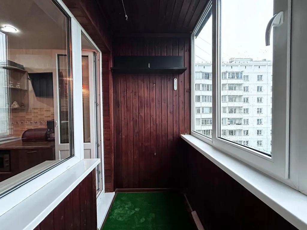 Современная трехкомнатная квартира с большой кухней