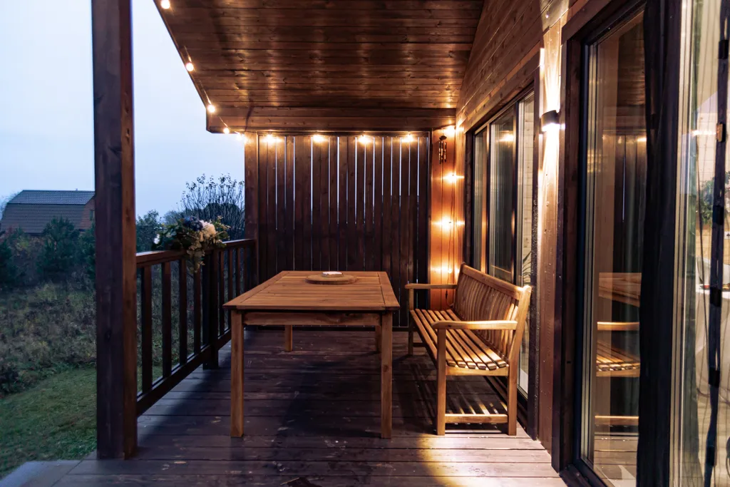 Дом на реке и краю соснового леса