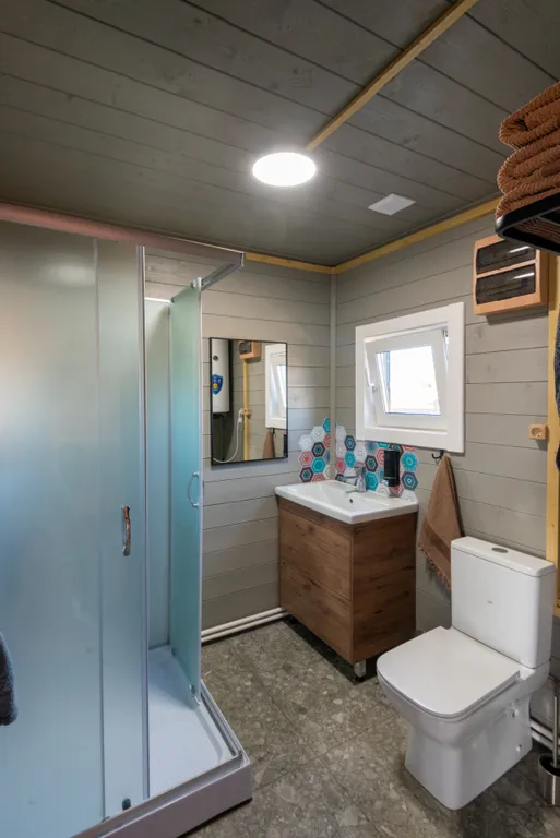 Дом с горячей купелью фурако на берегу реки