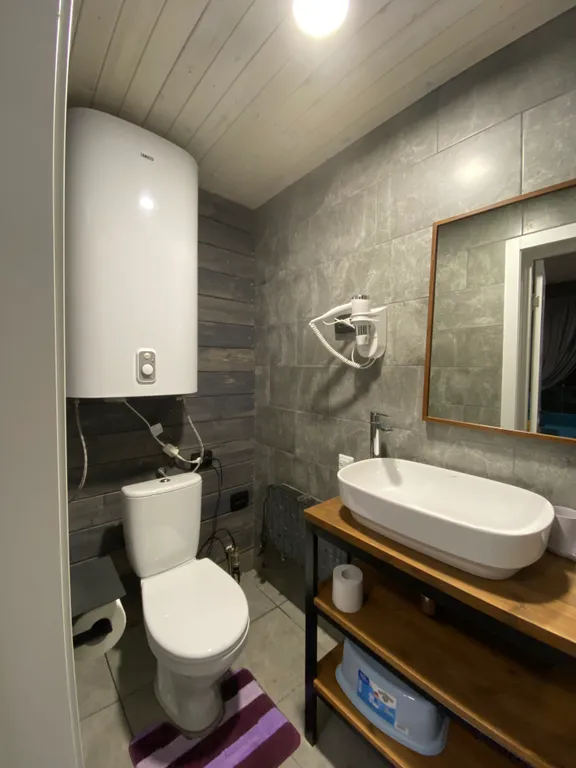 Дом с камином на берегу ручья