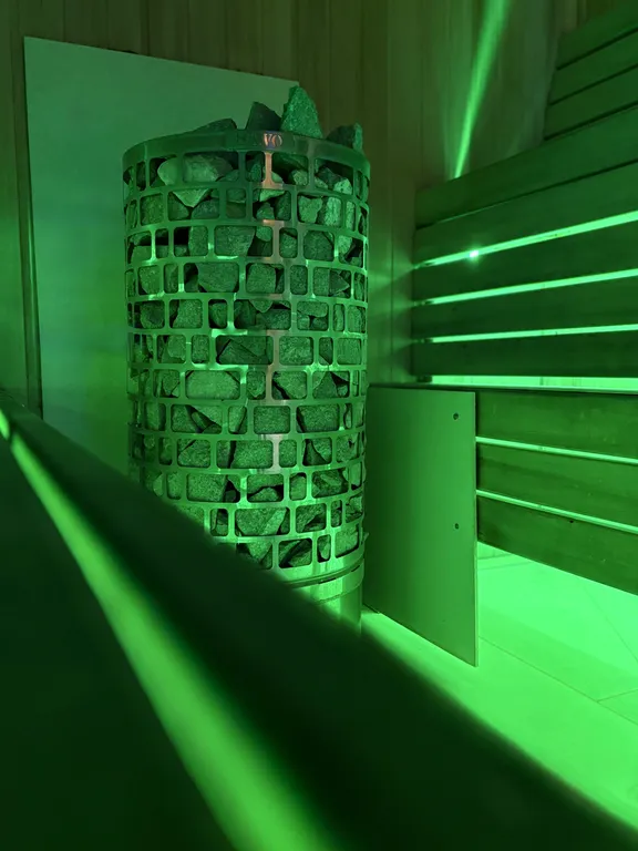 Дом с сауной и тёплым бассейном у пруда