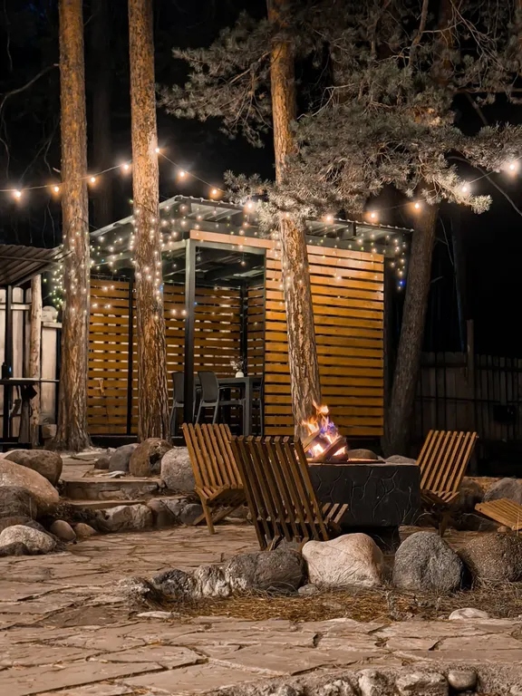 Треугольный дом с огороженной территорией