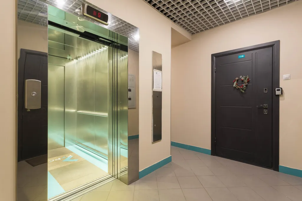 Современная трешка с видом на озеро и каминным залом