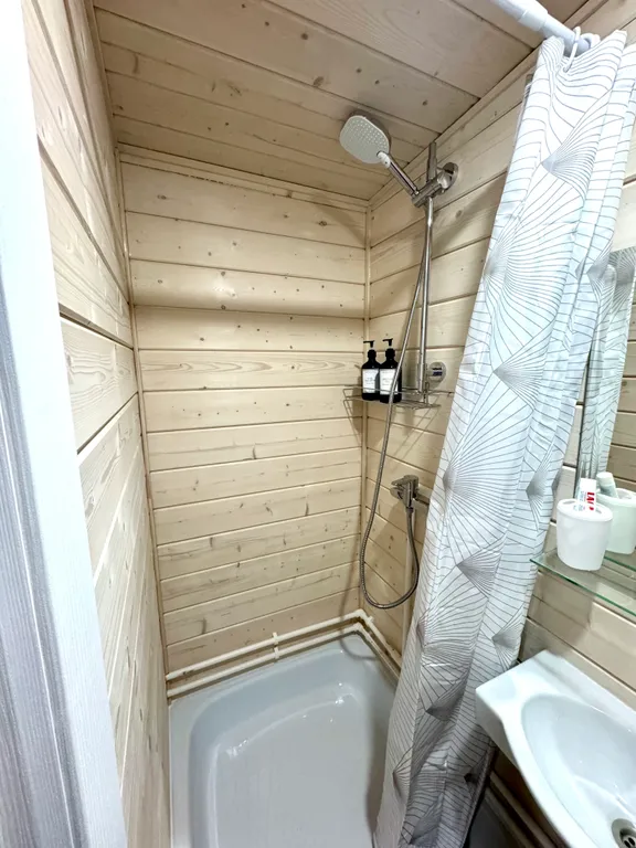 Уютный домик с панорамным окном и видом на лес