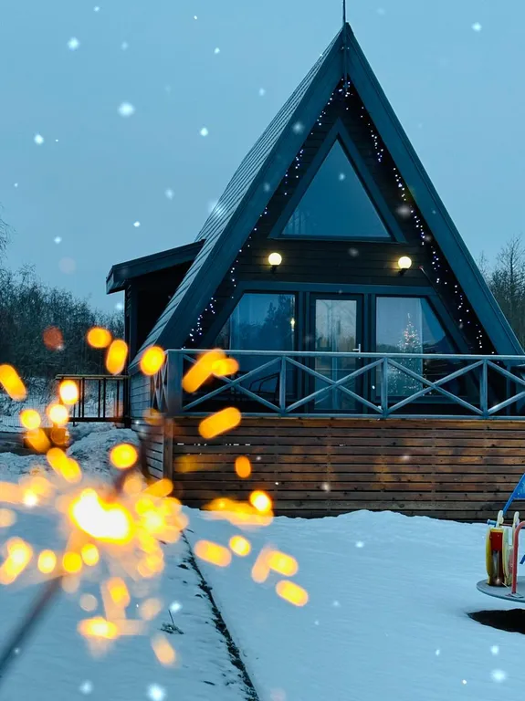 Коттедж А-фрейм на берегу озера — аренда посуточно в Приозерск