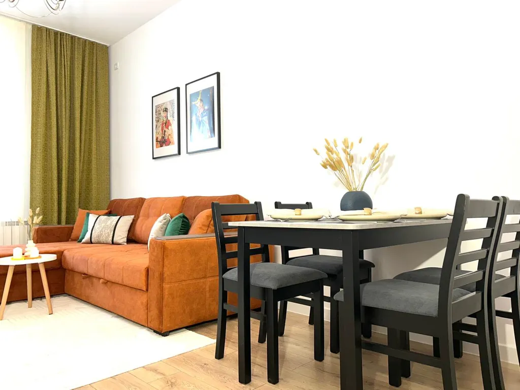 Атмосферная евродвушка, сияние в центре города