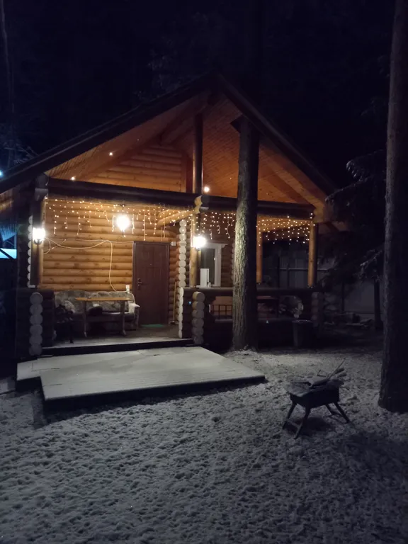 Уютный коттедж с камином у озера в Колосково