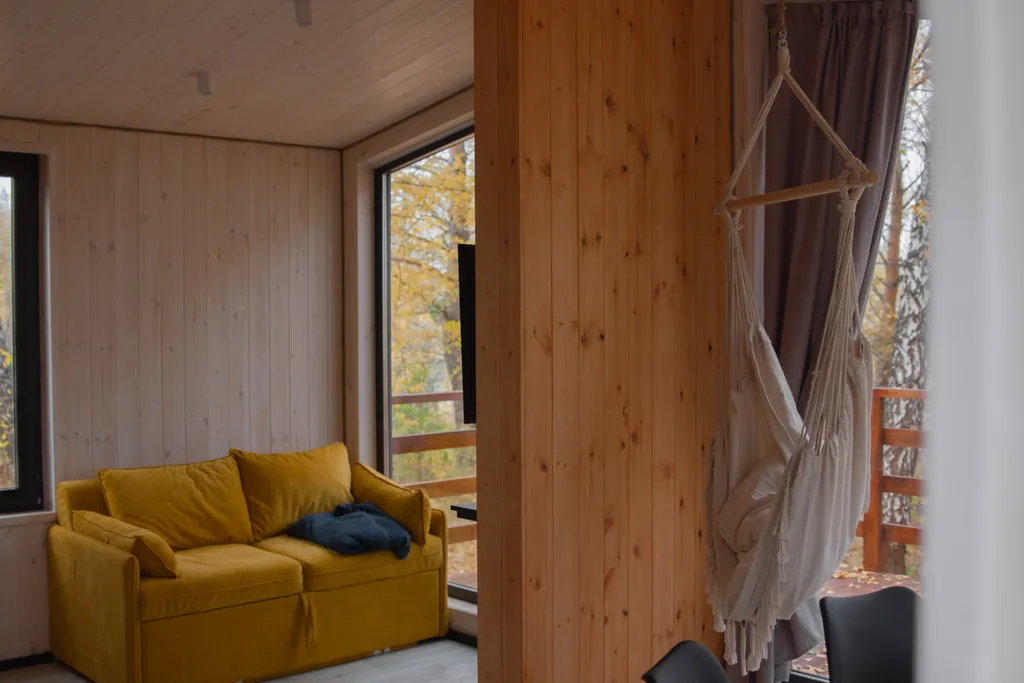 Уютный домик на берегу реки