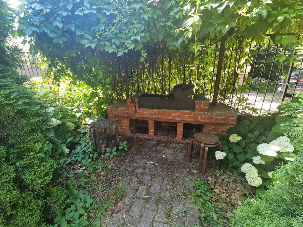 Большой дом в черте города