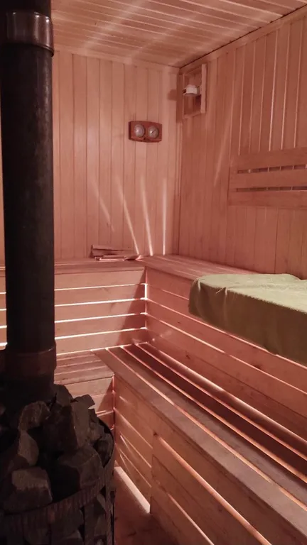 Дом рыбака с баней в самом живописном месте города, у реки и озера