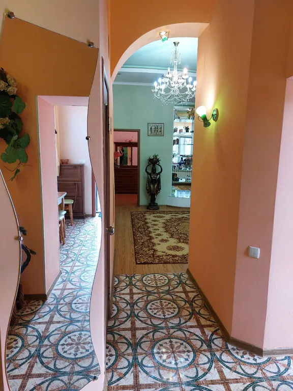 Отдельный дом с двором и беседкой, со всеми условиями