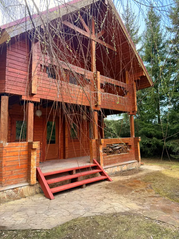 Уютный дом у березок